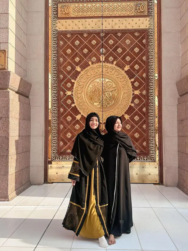 Potret Fuji Tampil Berhijab Saat Umroh