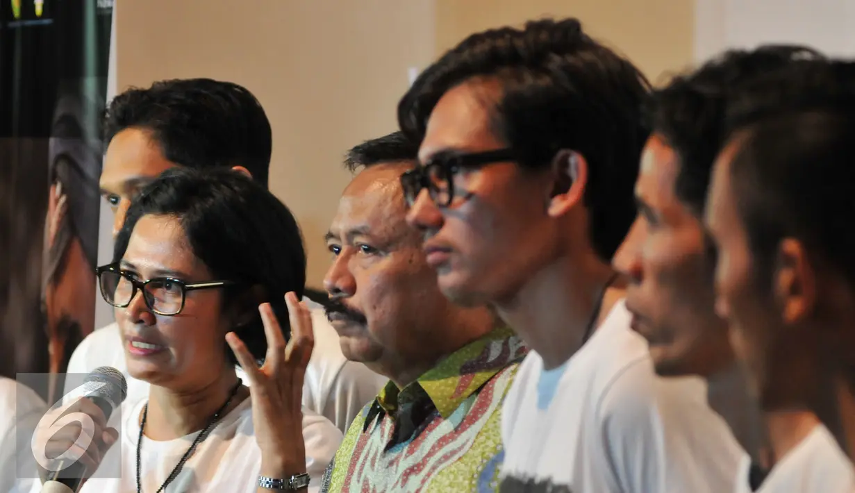 Sutradara Film Jenderal Soedirman Viva Westi  menjawab pertanyaan dari awak media saat menghadiri jumpa pers sekaligus pemutaran perdana Film Jenderal Soedirman di Jakarta, Senin (24/8/2015). (Liputan6.com/Andrian M Tunay)