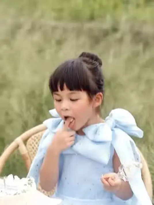 Lucunya, Nastusha tak memakan kue yang dipotongnya melainkan hanya menjilati krim gula yang melekat di tart tersebut. (Foto: Instagram/@glennalinskie)