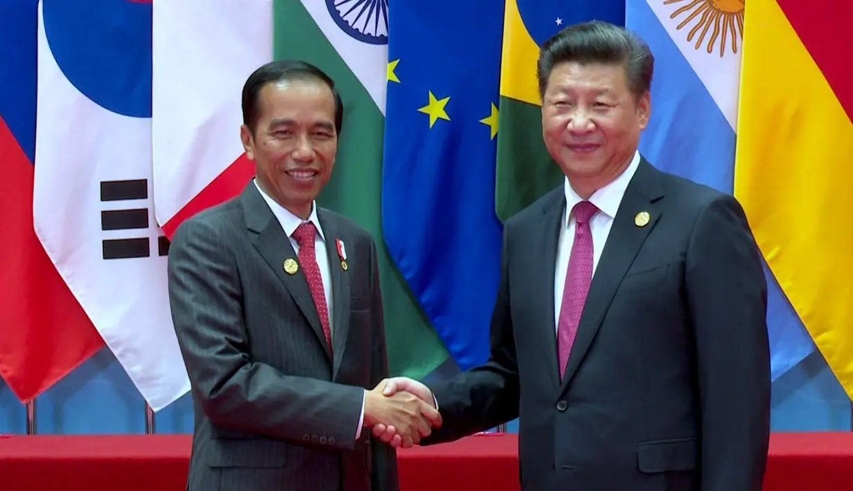 Presiden RI Joko Widodo berjabat tangan dengan Presiden China Xi Jinping saat menghadiri KTT G20 di Hangzhou, Tiongkok, (4/9). Jokowi akan menjadi pembicara utama sesi 2 dalam Konferensi Tingkat Tinggi (KTT) G20. (Setpres/Bey Machmudin)