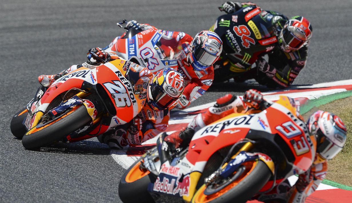 Pebalap Repsol Honda, Marc Marquez, saat balapan di MotoGP Catalunya, Barcelona, Minggu (11/6/2017). Marquez finis di posisi kedua dengan waktu 44 menit 45,062 detik. (AFP/Josep Lago)
