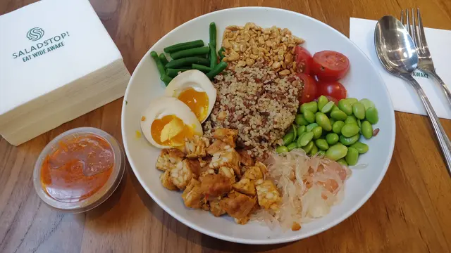 Makan sayur dengan protein