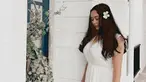 Memakai dress putih, Aura Kasih tampil dengan rambut panjang diurai. Untuk menyempurnakan penampilan, pemilik nama Sanny Aura Syahrani ini menyematkan bunga melati di telinganya. Tak dapat dipungkiri, kecantikannya pun semakin terpancar berpadu dengan keindahan bunga. (Liputan6.com/IG/@aurakasih)
