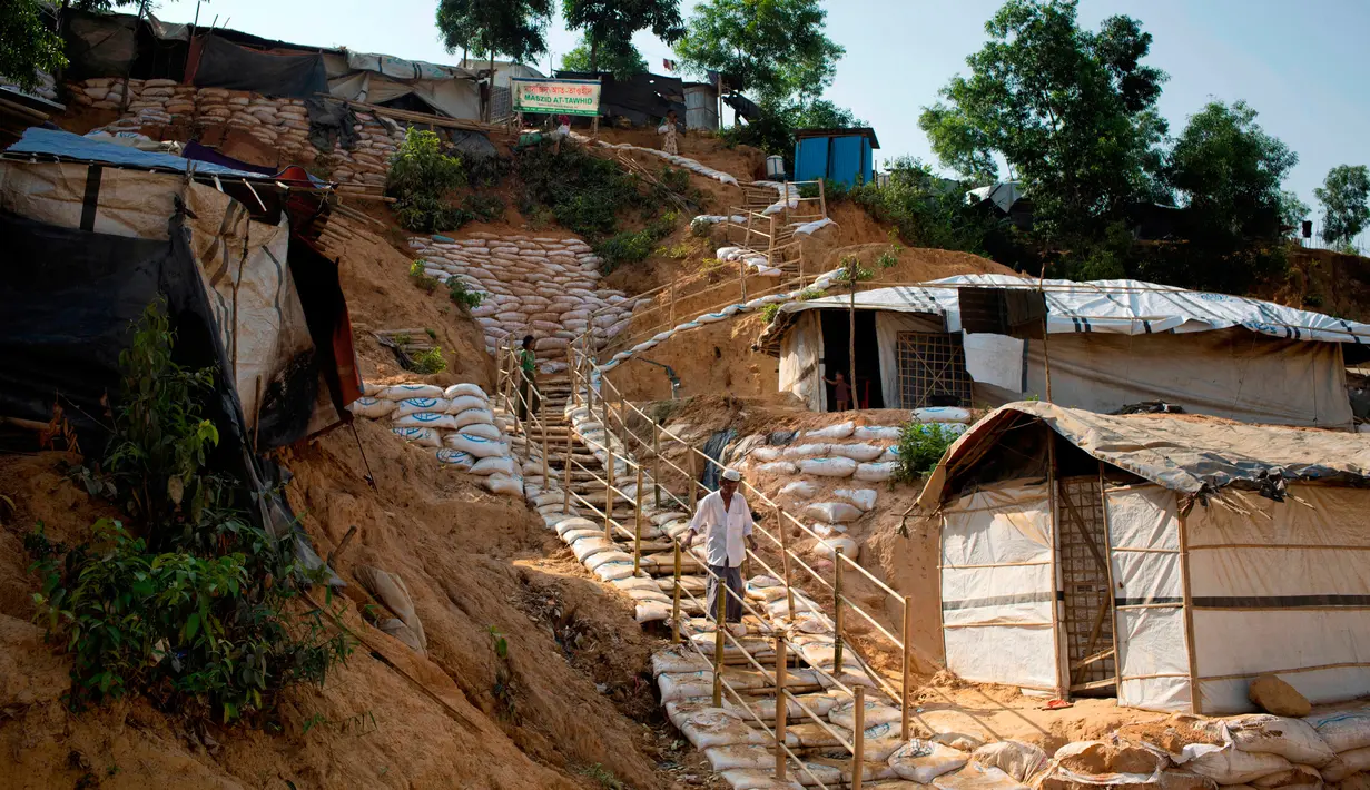 Seorang pengungsi Rohingya menuruni tangga dari perbukitan di Kamp Pengungsi Kutupalong, Bangladesh, 28 April 2018. Kamp pengungsi tersebut dinilai tidak aman karena berada di atas-atas bukit. (AP Photo / A.M. Ahad)