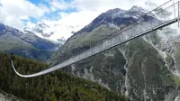 Jika Anda takut dengan ketinggian, jangan coba sekali-kali melihat ke bawah jembatan gantung terpanjang di Swiss ini. (Valentin Flauraud)