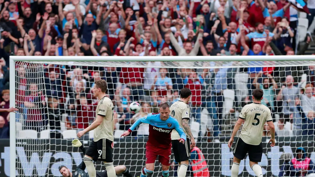 Pemain West Ham United, Andriy Yarmolenko (tengah) usai menjebol gawang Manchester United