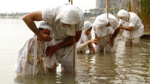 Pengikut agama Sabean Mandaean melakukan ritual di Sungai Tigris saat perayaan Banja atau Pesta Kreasi, Baghdad, Irak, Senin (15/3/2021). Sabean Mandaean merupakan sekte pra-Kristen yang mengikuti ajaran Yohanes Pembaptis dari Alkitab. (AP Photo/Hadi Mizban)