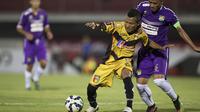 Pemain Mitra Kukar, Hendra Bayauw berusaha melewati pemain Persita, Maman Abdurrahman pada laga Piala Presiden di Stadion I Wayan Dipta, Bali, Minggu (30/8/2015). (Bola.com/Vitalis Yogi Trisna)