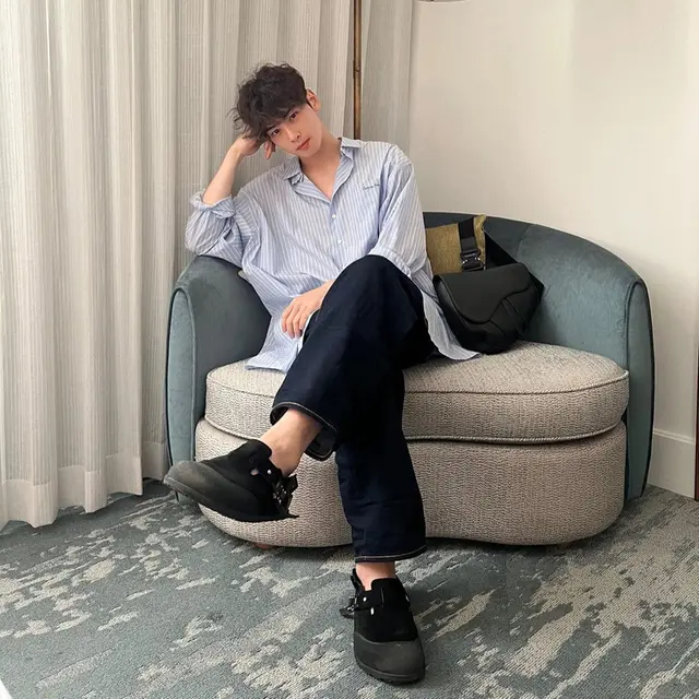 Inspirasi Gaya OOTD Kasual ala Cha Eun Woo, Tetap Menawan