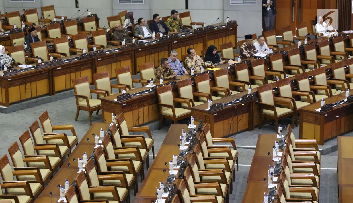 Anggota DPR RI saat menghadiri rapat paripurna pengesahan pimpinan KPK terpilih periode 2019-2023 di Kompleks Parlemen, Jakarta, Senin (16/9/2019). Rapat paripurna pengesahan pimpinan KPK terpilih periode 2019-2023 dihadiri 299 dari 560 anggota dewan. (Liputan6.com/Helmi Fithriansyah)