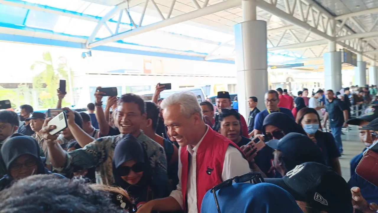 Bakal calon presiden PDI Perjuangan Ganjar Pranowo melakukan konsolidasi partai dengan pengurus DPD PDIP, Palembang, Sumatera Selatan, Sabtu (20/5) (Merdeka.com/Alma Fikhasari)