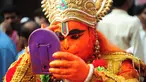 Seorang pemuja Hindu India berpakaian seperti dewa monyet Hanoman bersiap mengikuti festival Jayanti di Allahabad, India (18/10). Festival ini untuk memperingati kelahiran dewa Hindu Hanoman. (AFP Photo/Sanjay Kanojia)