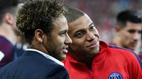Neymar (kiri) dan Kylian MBappe menyempatkan diri berfoto selfie usai laga final Piala Prancis 2018 di Stade de France, Saint-Denis (8/5/2018). PSG menang setelah kalahkan Les Herbiers 2-0. (AFP/Frank Fife)