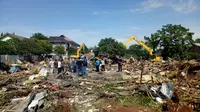Satpol PP Tangerang bongkar sejumlah bangunan liar (Pramita Tristiawati)