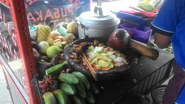 Nampak adonan rujak Ulek Kricing Legendaris Mang Ating tengah diolah