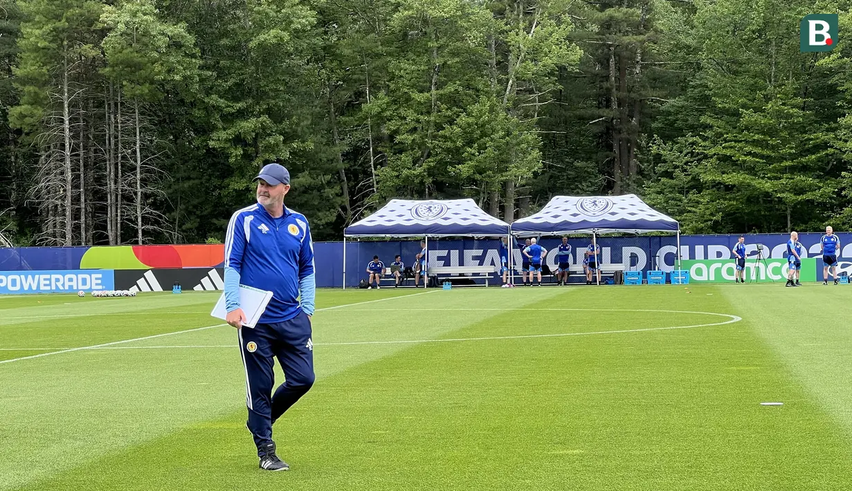 Pelatih Timnas Skotlandia, Steve Clarke, berjalan di lapangan latihan New England Revolution Training Center, Foxborough, Boston, Amerika Serikat, Kamis (18/6/2026). Clarke memantau langsung persiapan tim jelang laga lanjutan Grup C Piala Dunia 2026. (KLY Sports/Hery Kurniawan)