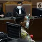 Mantan Direktur Pemeriksaan dan Penagihan Ditjen Pajak Tahun 2016-2019, Angin Prayitno Aji (kanan) saat sidang pembacaan tuntutan di Pengadilan Tipikor Jakarta, Selasa (11/1/2022). Angin Prayitno Aji dituntut hukuman 9 tahun penjara dan denda Rp500 juta. (Liputan6.com/Helmi Fithriansyah)