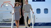 Pangeran William dan istrinya, Kate Middleton, tiba di Yulara, Australia, untuk mengunjungi salah satu destinasi wisata terkenal, Ayers Rock, Selasa (22/4/2014). (REUTERs/Dean Lewins)