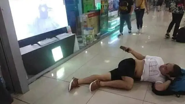 6 Tingkah Nyeleneh Orang Rebahan di Mal Ini Bikin Heran