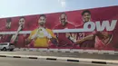 <p>Gambar skuad Timnas Qatar memenuhi tembok yang terletak di kota Doha, Qatar pada Jumat (19/11/2022). (Dok. SCM)</p>