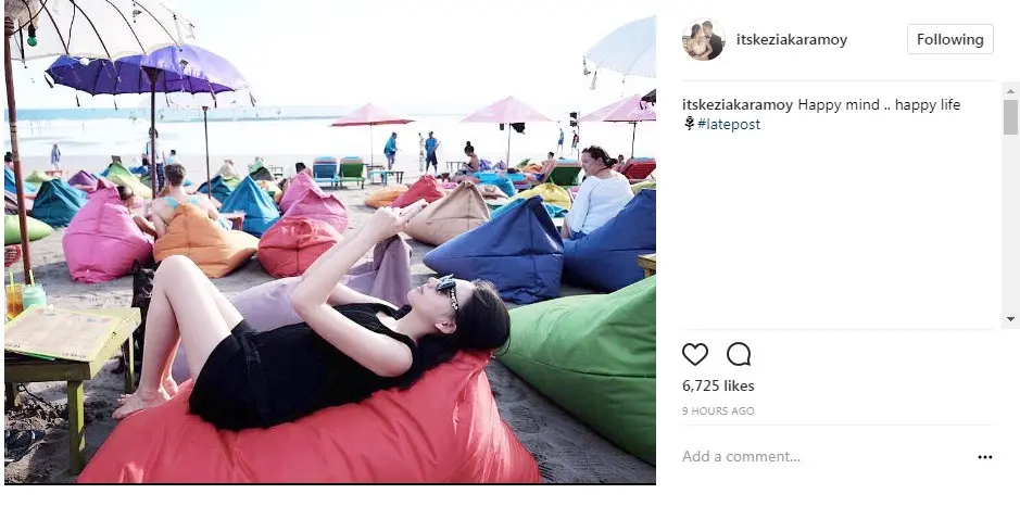 Kezia Karamoy asyik bersantai di pinggir pantai (Foto: Instagram)