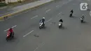 Pengendara sepeda motor melintasi Jalan MH Thamrin, Jakarta, Senin (24/5/2020). Kepala Dinas Perhubungan Provinsi DKI Jakarta Syafrin Liputo mengungkapkan kebijakan ganjil genap terhadap sepeda motor belum akan diterapkan dan hanya berlaku bagi kendaraan roda empat. (Liputan6.com/Immanuel Antonius)