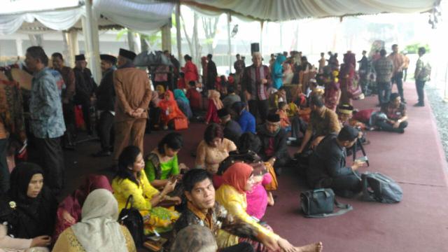 Hujan deras mengguyur lokasi pesta pernikahan adat Kahiyang Ayu Siregar-Bobby Nasution Perumahan Bukit Hijau Regency (BHR) Jalan Setia Budi, Kota Medan, Sumatera Utara.