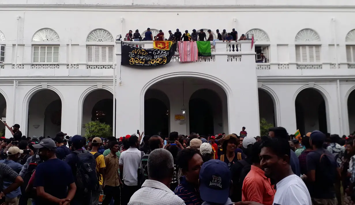 Para pengunjuk rasa yang menuntut pengunduran diri Presiden Sri Lanka Gotabaya Rajapaksa berkumpul di dalam kompleks Istana Kepresidenan Sri Lanka di Kolombo, Sri Lanka, 9 Juli 2022. Presiden Sri Lanka Gotabaya Rajapaksa yang terkepung melarikan diri dari kediaman resminya di Kolombo, kata seorang sumber pertahanan kepada AFP, sebelum pengunjuk rasa yang berkumpul untuk menuntut pengunduran dirinya menyerbu kompleks. (AFP)