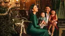 Keluarga Glenn Alinskie dan Chelsea Olivia tampil glamor dalam balutan busana nuansa Merah-Hijau. (Instagram/chelseaolivia).