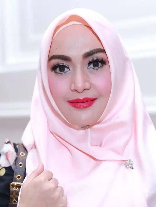 Saat di pemakaman, istri Ferry Setiawan itu juga mengaku tidak begitu mengenal secara pribadi Budi Anduk. Ia juga bertetangga dengan almarhum. (Galih W. Satria/Bintang.com)