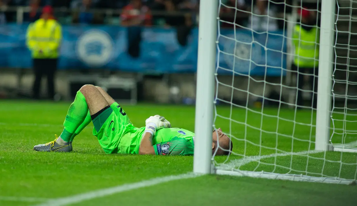 Kiper Estonia, Sergei Lepmetz, tampak kecewa saat dibobol Belanda pada laga Kualifikasi Piala Eropa 2020 di Talinn, Estonia, Senin (9/9). Estonia kalah 0-4 dari Belanda. (AFP/Raigo Pajula)
