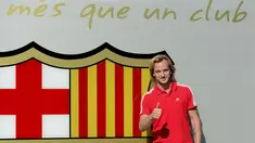 Gelandang asal Kroasia Ivan Rakitic berfoto di depan logo Barcelona di depan kantor klub, Spanyol, Senin (30/6/14). (AFP PHOTO/Josep Lago)