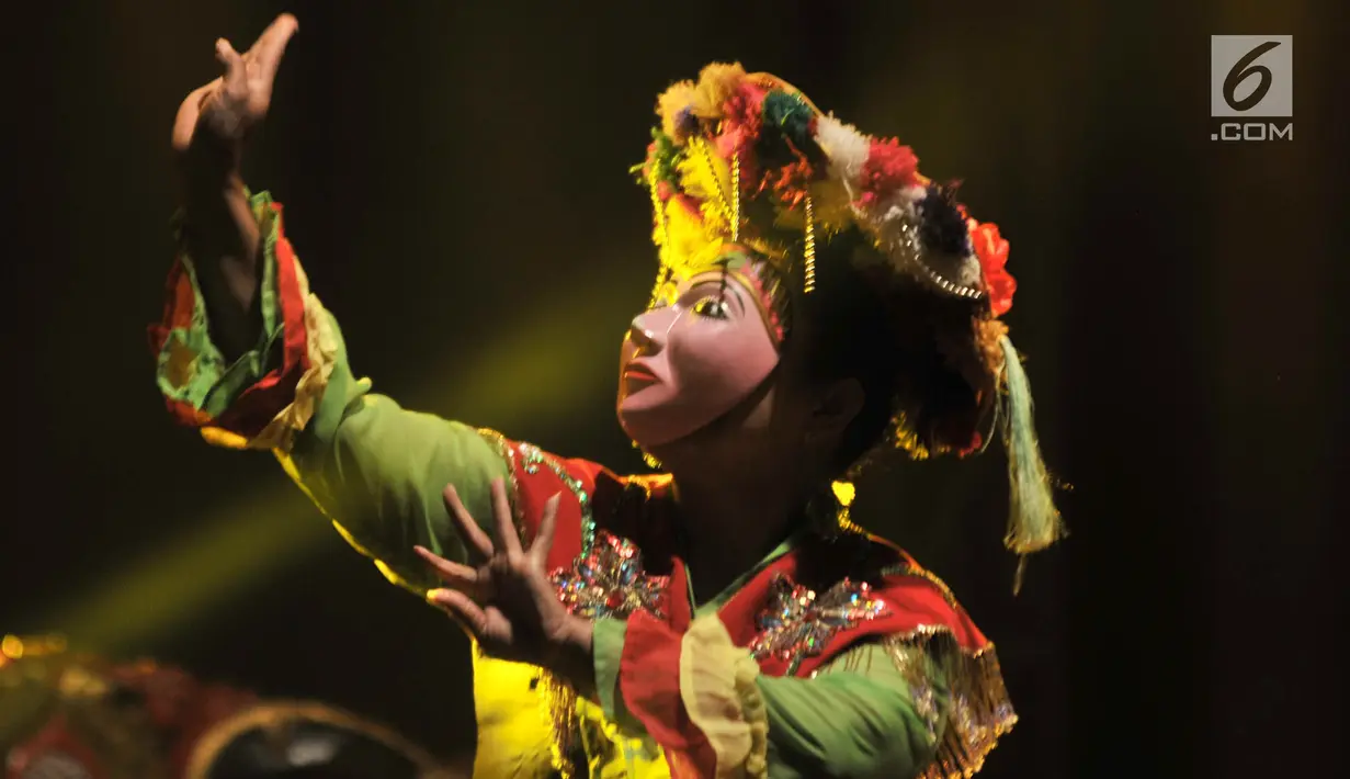 Kelompok sanggar Setia Warga dan Kampus Betawi memainkan Tari Topeng Betawi berjudul Sedapur dalam perayaan HUT ke-50 Taman Ismail Marzuki (TIM), Jakarta, Rabu (7/11). Perayaan HUT TIM ini bertema Seni Bersama, Berama Seni. (Merdeka.com/Iqbal S Nugroho)
