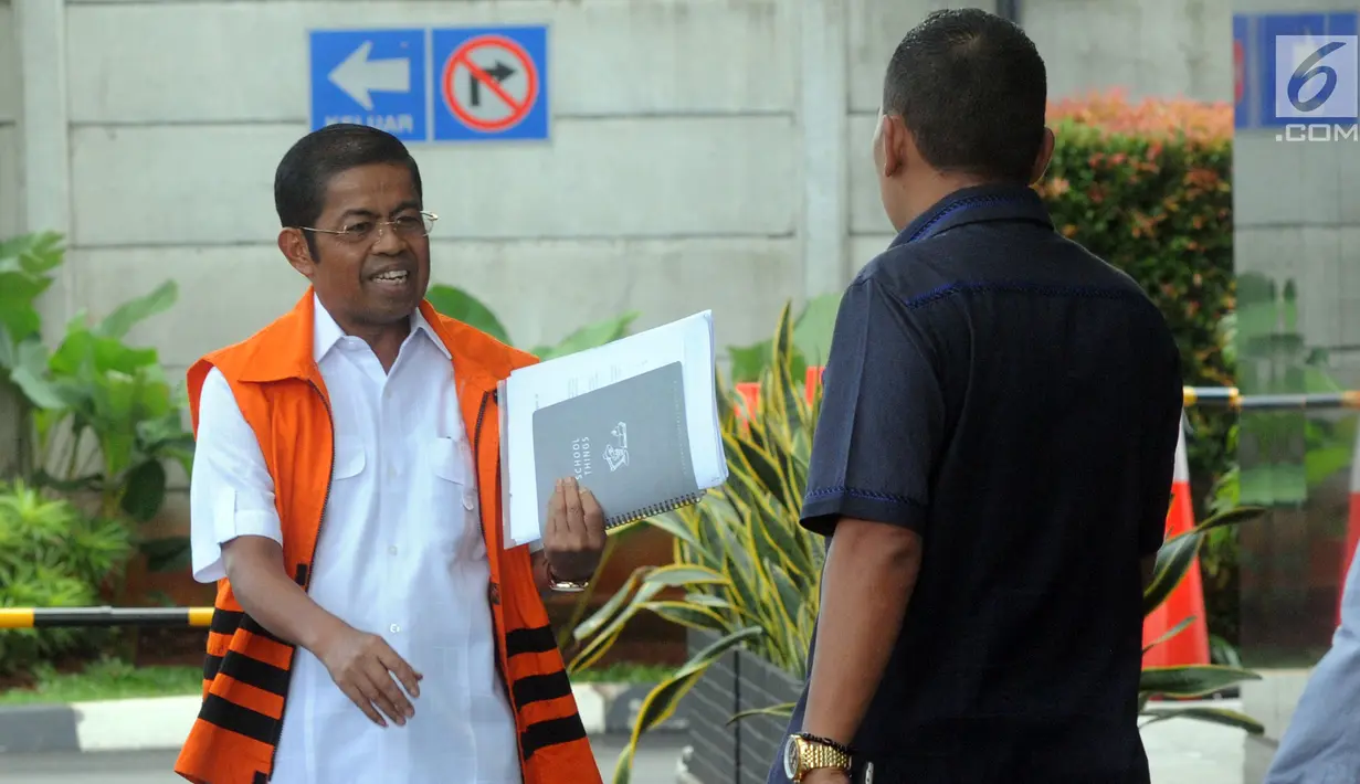 Mantan Sekjen Golkar, Idrus Marham (rompi oranye) tiba di Gedung KPK, Jakarta, Jumat (28/12). Berkas perkara Idrus Marham terkait kasus suap pembangunan PLTU Riau-1 telah lengkap atau P21 dan siap untuk disidangkan. (Merdeka.com/Dwi Narwoko)