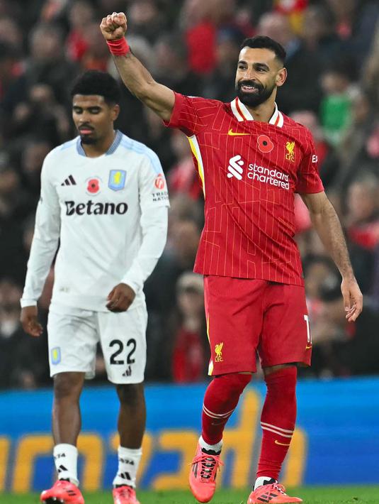 Enam menit menjelang akhir waktu pertandingan, Mohamed Salah berhasil mencetak gol kedua untuk kemenangan Liverpool sekaligus memastikan The Reds tetap berada di puncak klasemen Liga Premier Inggris 2024/2025 dengan 28 poin dari 11 pertandingan. (Paul ELLIS/AFP)