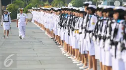 KSAL Laksamana TNI Ade Supandi memeriksa pasukan ketika menjadi Inspektur Upacara Peringatan HUT ke-53 Kowal di Markas Kolinlamil, Jakarta, Selasa (5/1). (Liputan6.com/Faizal Fanani)