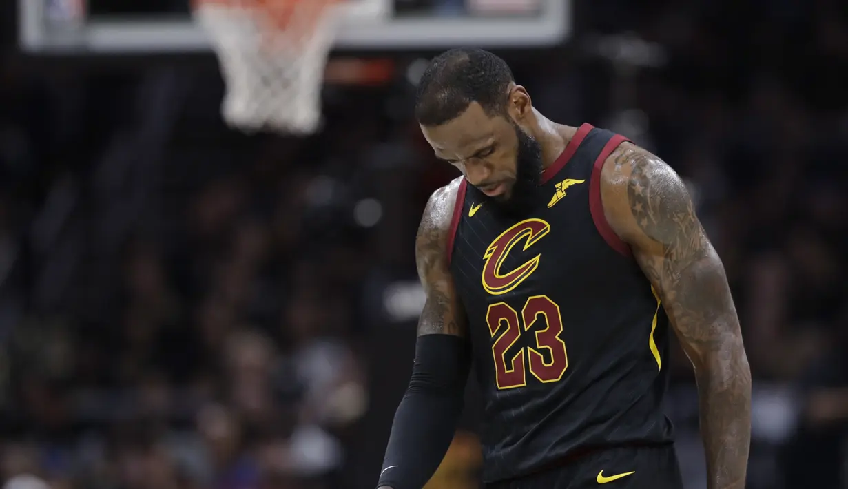 Pebasket Cleveland Cavaliers, LeBron James, tampak kecewa usai dikalahkan Golden State Warriors pada final NBA di Quicken Loans Arena, Ohio, Jumat (8/6/2018). Warriors juara setelah menang 4-0 atas Cavaliers. (AFP/Tony Dejak)