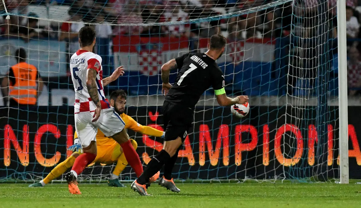 Tiga gol kemenangan Austria dicetak lewat Marko Arnautovic di menit ke-41. Sementara dua gol lainnya disarangkan Michael Gregoritsch di menit ke-54 dan Marcel Sabitzer tiga menit berselang. (AFP/Denis Lovrovic)