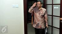 Mantan Ketua MK Mahfud MD selaku perwakilan Asosiasi Pengajar Hukum Tata Negara (HTN) dan Hukum Administrasi Negara (HAN) saat mengunjungi Ketua MPR Zulkifli Hasan di Kompleks Parlemen, Senayan, Jakarta, Selasa (13/10). (Liputan6.com/Johan Tallo)