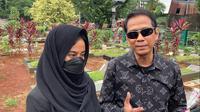 Doddy Sudrajat dan Mayang saat ziarah ke makam Vanessa Angel, Jumat (23/12/2022)