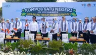 Ibu Negara Iriana Jokowi dan anggota OASE KIM membuat kompos di halaman Gedung Seni Sono, Kawasan Gedung Agung Istana Kepresidenan Yogyakarta, Kota Yogyakarta, Selasa (19/09/2023). (Foto: BPMI Setpres/Rusman)