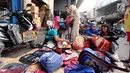 Warga memilih tas yang dijajakan pedagang kaki lima di sekitar Pasar Asemka, Jakarta, Rabu (5/7). Jelang bergantinya tahun ajaran baru, sejumlah warga berburu peralatan sekolah di kawasan Pasar Asemka Jakarta. (Liputan6.com/Helmi Fithriansyah)