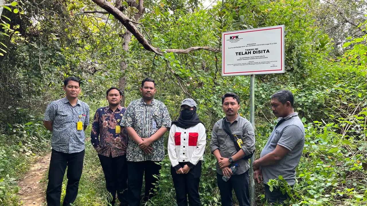 Komisi Pemberantasan Korupsi (KPK) menyita tiga bidang tanah milik tersangka kasus korupsi dana hibah kelompok masyarakat (Pokmas) dari APBD Jawa Timur tahun anggaran 2021–2022.