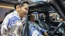 Menteri Perindustrian (Menperin) Agus Gumiwang mencoba produk otomotif  saat pembukaan Gaikindo Indonesia International Auto Show (GIIAS) 2026 di Tangerang, Banten, Kamis (30/7/2026). (KLY/Budy Santoso)