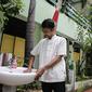Petugas membersihkan tempat cuci tangan di SD Negeri Kota Bambu 03/04, Jakarta, Sabtu (21/11/2020). Pemerintah pusat memberikan kewenangan pemerintah daerah membuka sekolah dan melakukan pembelajaran tatap muka pada semester genap tahun ajaran 2020/2021. (Liputan6.com/Faizal Fanani)