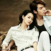 Pasangan baru telah lahir, aktor tampan Kim Woo Bin dikabarkan menjalin hubungan dengan artis cantik Shin Min Ah.