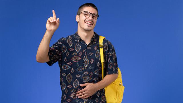 Ilustrasi cowok memakai batik