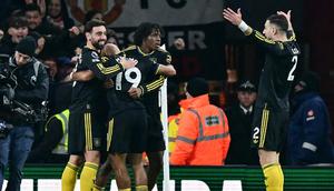 Bek Manchester United, Patrick Dorgu, berselebrasi bersama rekan-rekan setimnya pada lanjutan Liga Inggris 2025/2026 di Stadion Emirates, Minggu (25/1/2026). (Ben Standsall/AFP)
