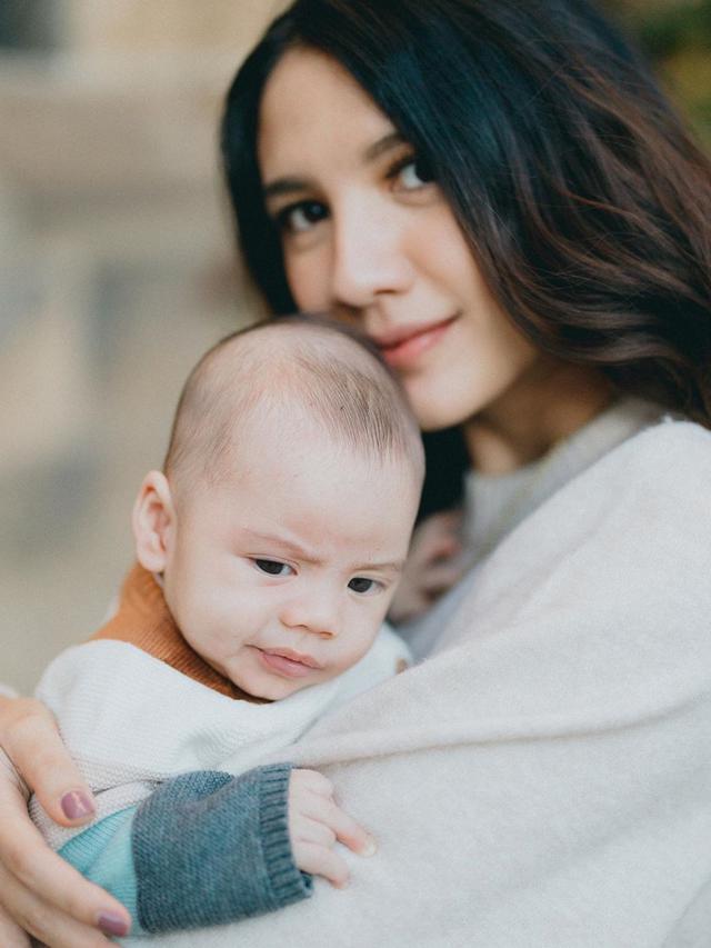 6 Gaya Pemotretan Keluarga Kecil Acha Sinaga, Baby Lucas Curi Perhatian