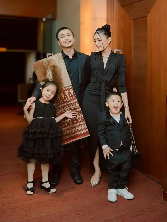 Suami Anissa Aziza ini diketahui mengambil bagian hanya menjadi aktor dalam film Catatan Harian Menantu Sinting. Ia tampak hadir bersama keluarga dalam acara premiere film menggunakan busana bernuansa hitam lengkap dengan ulos.(Liputan6.com/IG/@raditya_dika)
